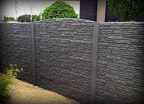 Pose de clôture en béton type rustique