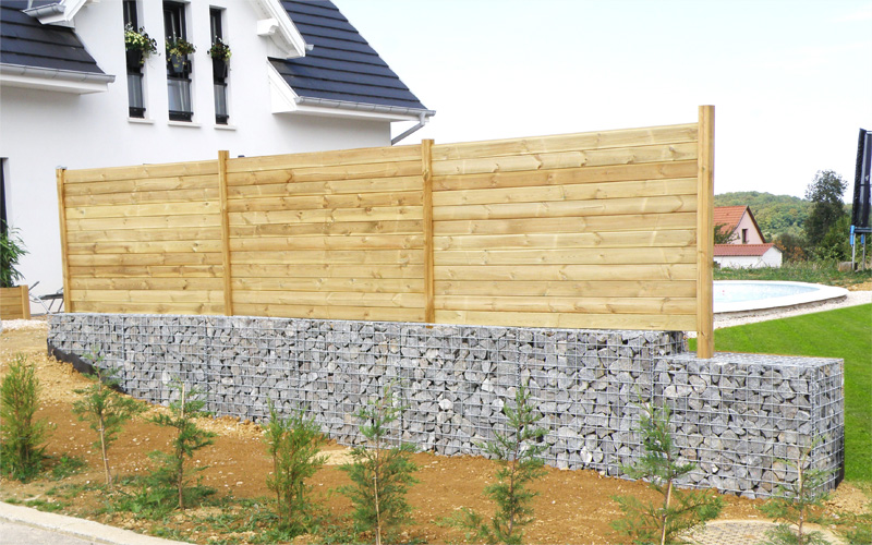 Pose de palissade en bois par clin