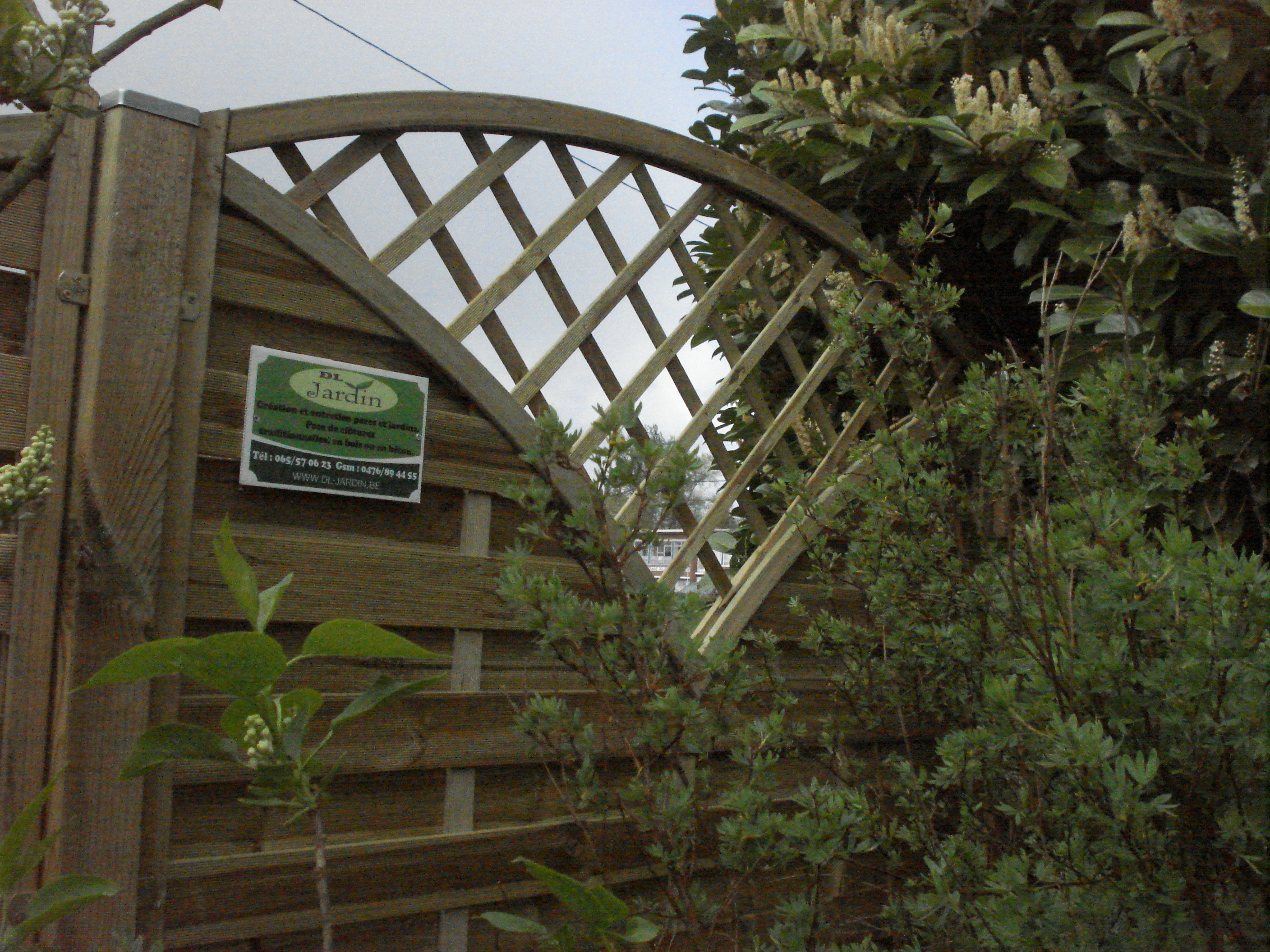 Pose de palissade en bois ajour&eacute;