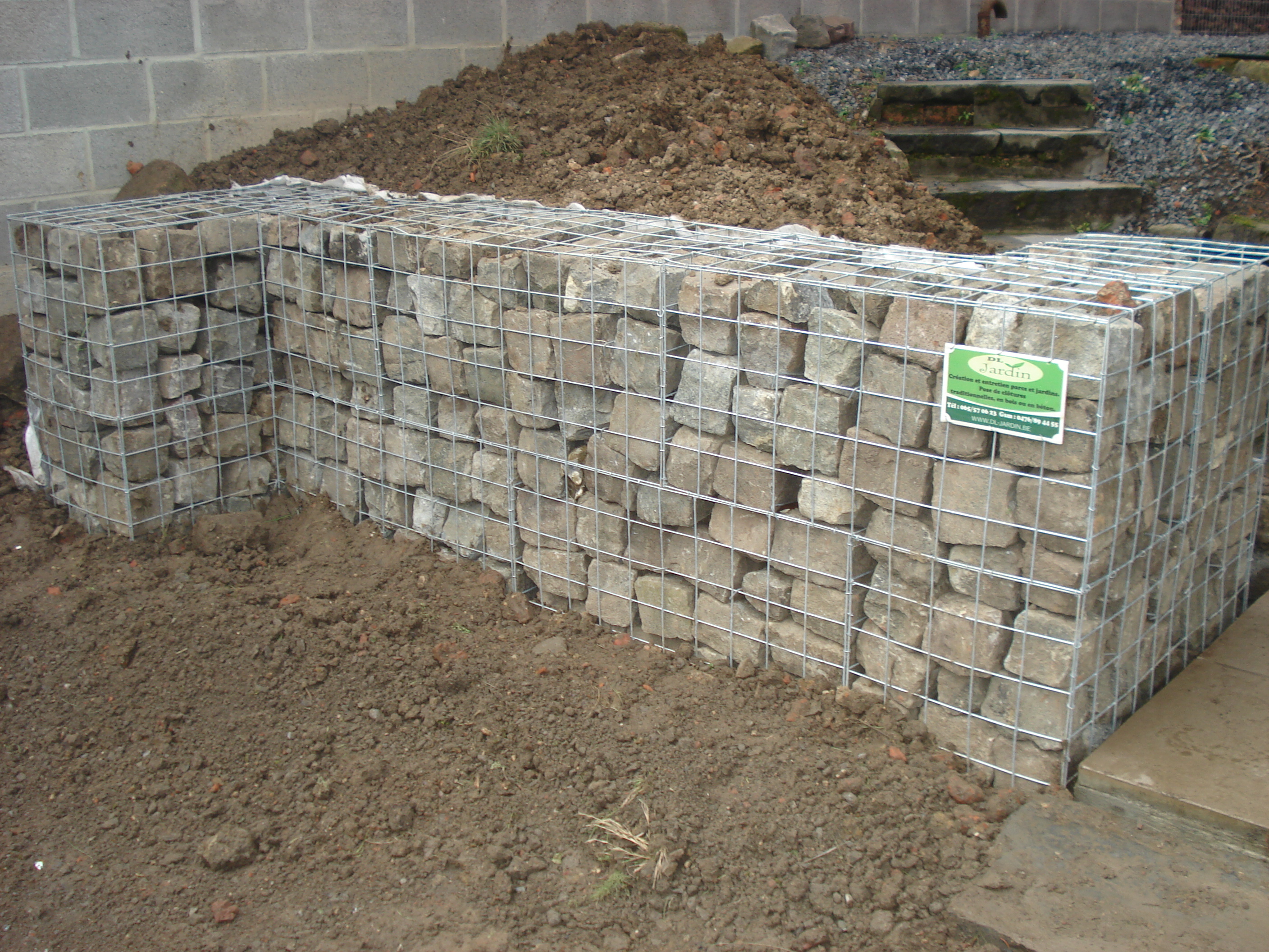 Pose de gabion en sout&eacute;nement, remplissage par des pav&eacute;s