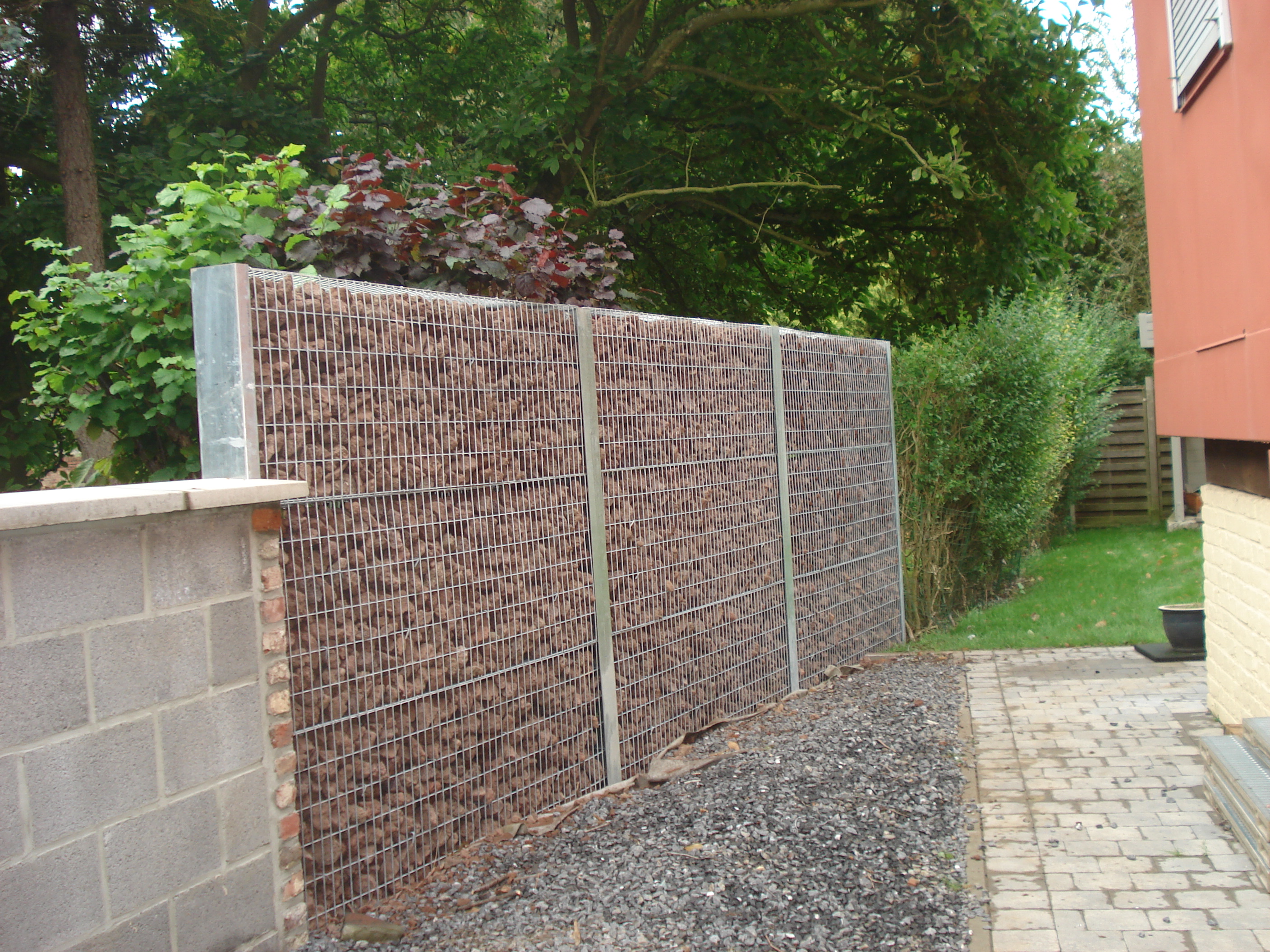 Palissade en gabion (pierre de lave)