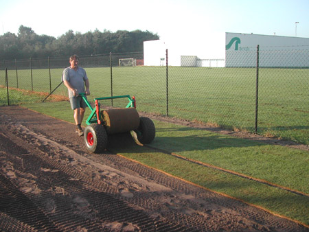 Pose de gazon en rouleaux