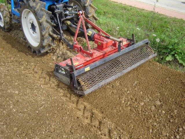 Pr&eacute;paration du terrain par herse rotative