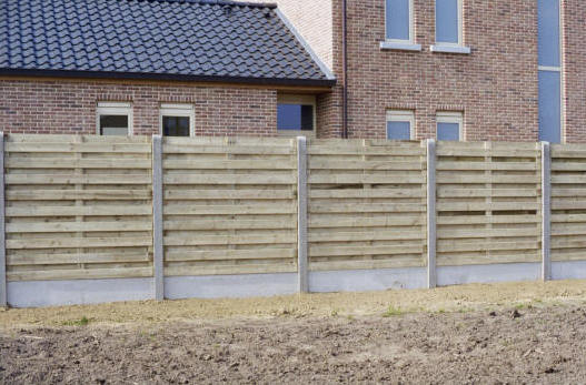 Pose de palissade en bois avec encadrement en béton