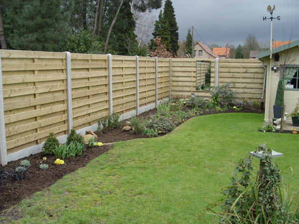 Panneau en bois avec piquet en b&eacute;ton